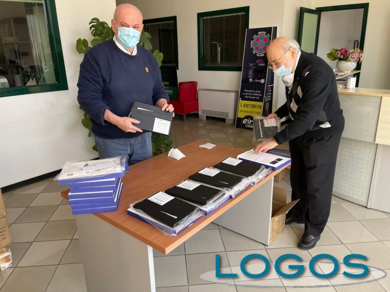 Sociale / Scuole - Tablet in dono agli studenti Sociale / Scuole - Tablet in dono agli studenti