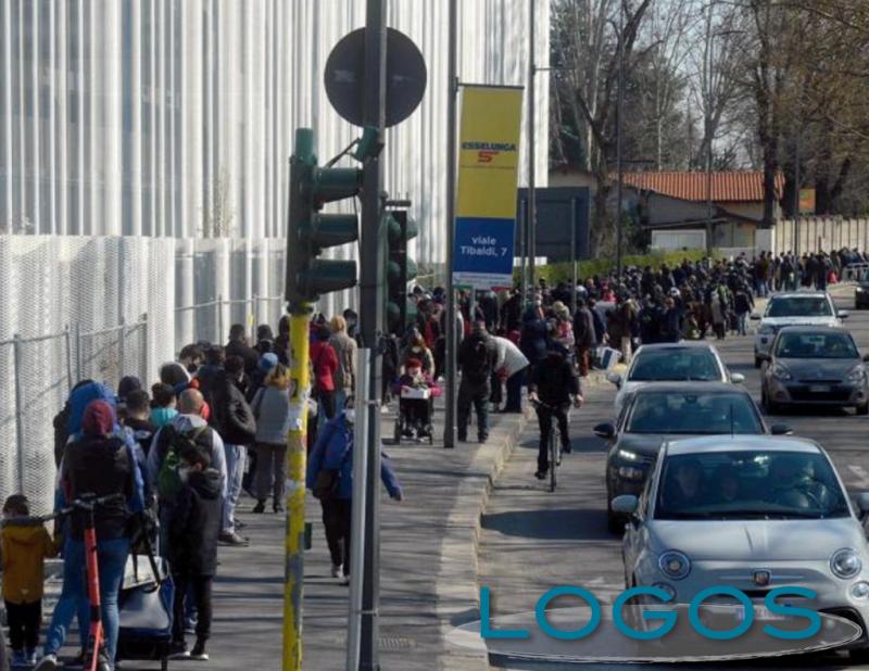 Milano - Coda per il cibo