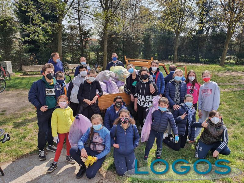 Cuggiono - Il gruppo 'Figli dei fiori' che ripulisce il paese