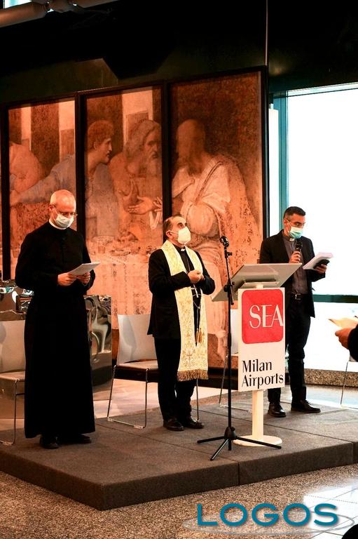 Malpensa - Don Giorgio durante la visita dell'Arcivescovo di Milano (Foto Franco Gualdoni)