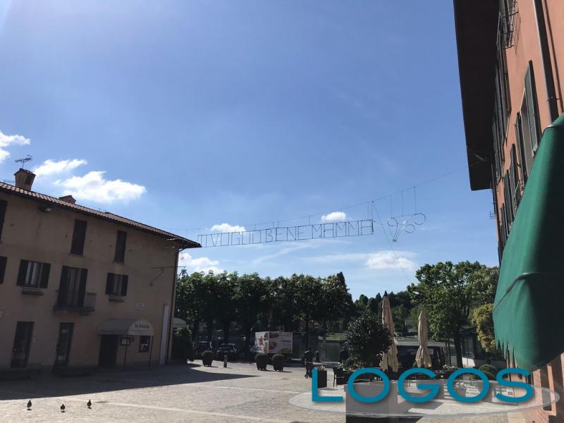 Sesto Calende - La scritta "Ti voglio bene mamma" in piazza Sesto Calende - La scritta "Ti voglio bene mamma" in piazza