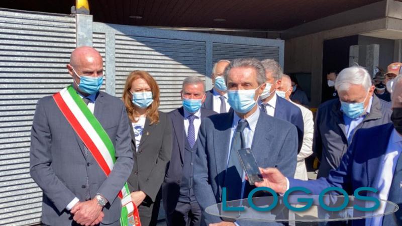 Abbiategrasso - Il presidente Fontana in visita all'hub vaccinale 