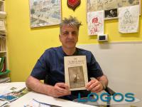 Castano - Il dottor Anselmi con il libro 