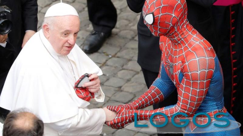 Storie / Sociale - Spiderman durante l'incontro con il Papa (Foto internet)