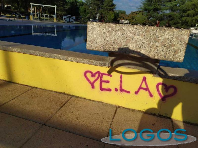 Cuggiono - Le scritte in piscina a Cuggiono 