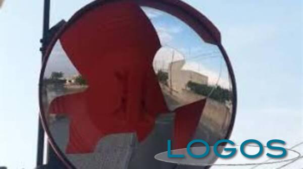 Attualità - Specchio stradale rotto (Foto internet)