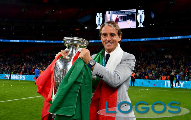 Sport - Roberto Mancini con la coppa (Foto internet) Sport - Roberto Mancini con la coppa (Foto internet)