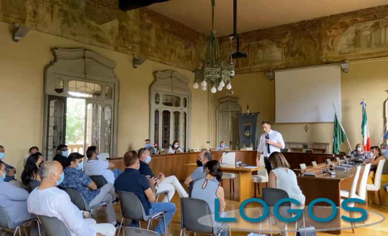 Castano - I cittadini in sala consiliare durante il momento di confronto Castano - I cittadini in sala consiliare durante il momento di confronto