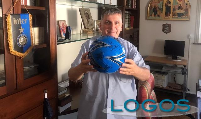 Magenta - Don Giuseppe con il pallone dell'Inter autografato (Foto internet)