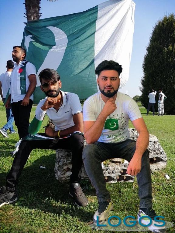 Territorio - Haron Ahmad con alcuni suoi connazionali 