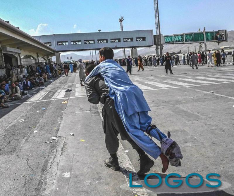 Attualità - Afghani cercano di lasciare il Paese (foto Caritas Ambrosiana)