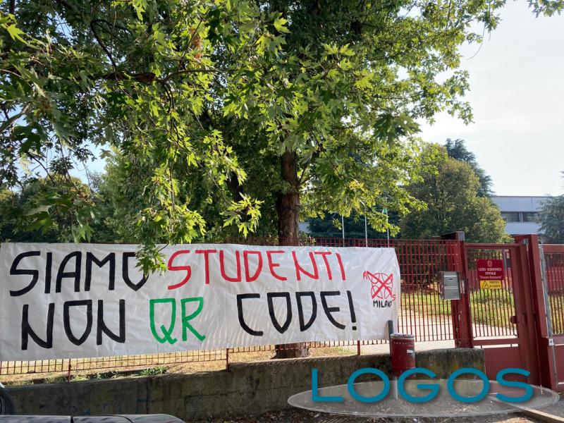 Magenta - Lo striscione fuori dal Liceo 'Bramante' 