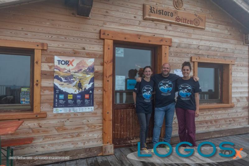 Storie / Castano - Luca davanti al rifugio Sitten 