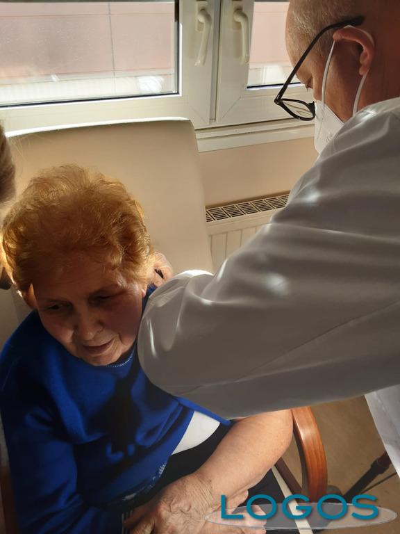 Salute / Busto Garolfo - Vaccinazione in Casa Famiglia 