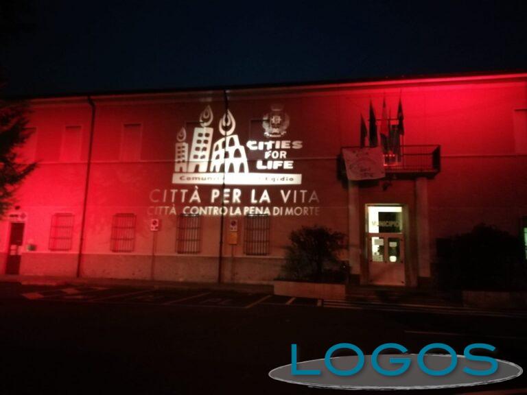 Magnago - Il palazzo Comunale illuminato contro la pena di morte 