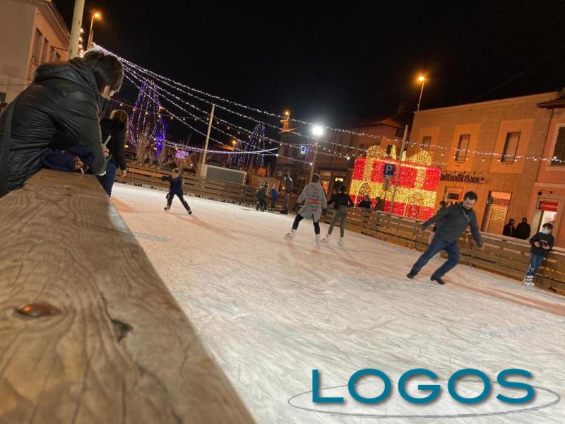 Castano - La pista di pattinaggio in piazza Castano - La pista di pattinaggio in piazza