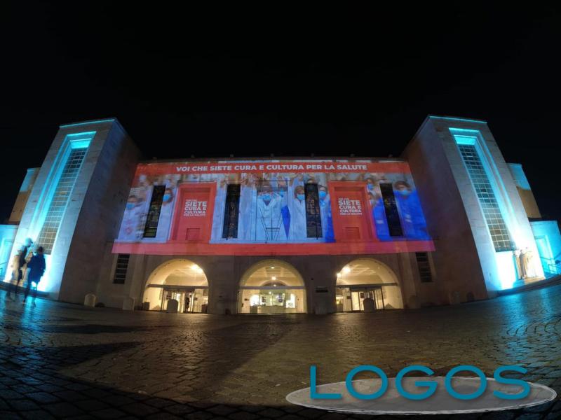 Milano / Salute - La facciata illuminata dell'ospedale Niguarda 