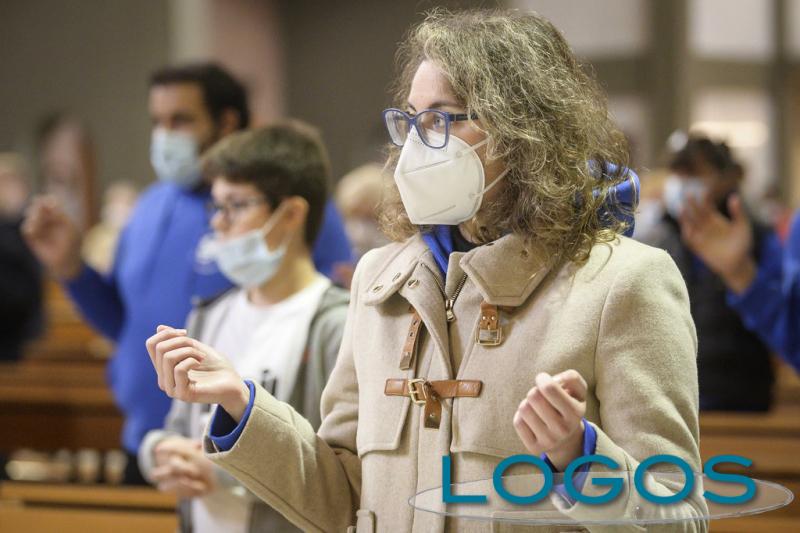 Sociale - Fedele in chiesa con la mascherina Sociale - Fedele in chiesa con la mascherina