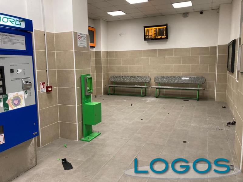Castano / Cronaca - Devastata la sala d'attesa della stazione Castano / Cronaca - Devastata la sala d'attesa della stazione