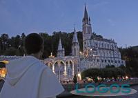 Sociale - Lourdes, un fedele in preghiera