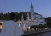 Sociale - Lourdes, un fedele in preghiera