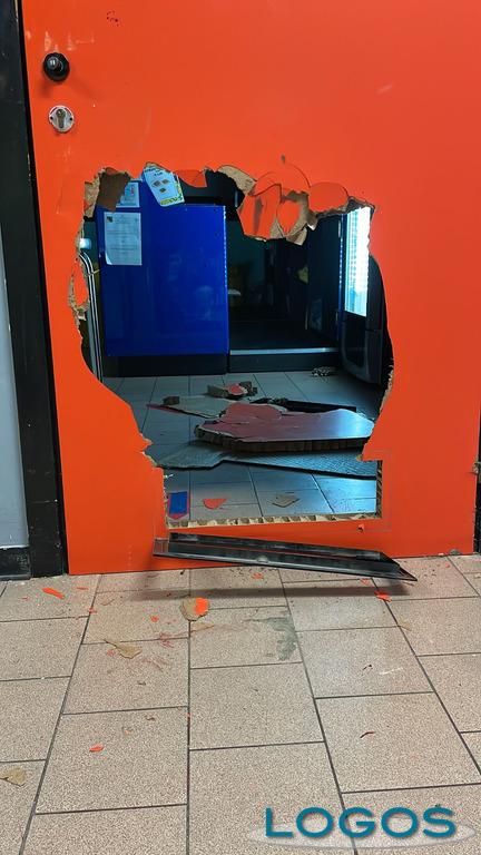 Cronaca - La porta del bar del 'Torno' danneggiata dal ladro 