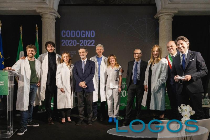 Televisione / Milano - Il presidente Fontana con alcuni degli attori di 'Doc 2' 