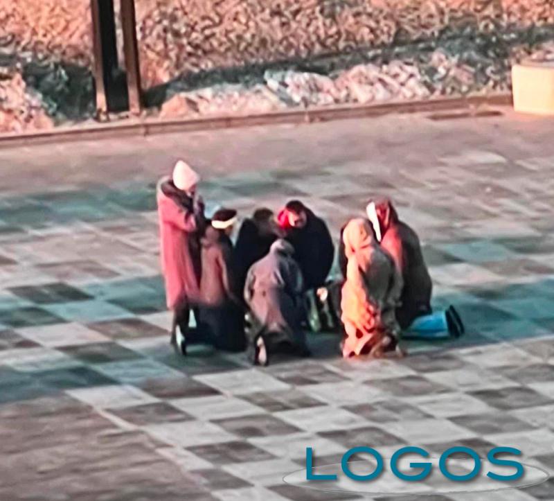 Attualità - Civili ucraini in preghiera