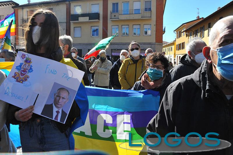 Vittuone - Cittadini e associazioni in piazza (Foto di Gianni Mazzenga)