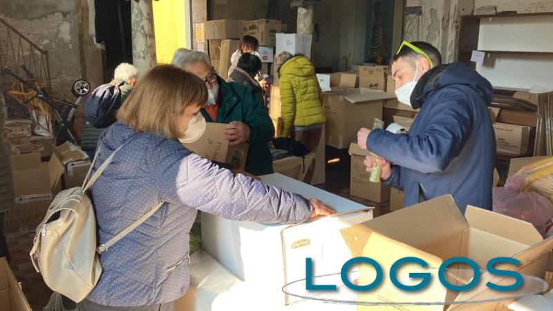 Castano / Territorio - I volontari durante la preparazione dei pacchi per l'Ucraina 
