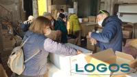 Castano / Territorio - I volontari durante la preparazione dei pacchi per l'Ucraina 