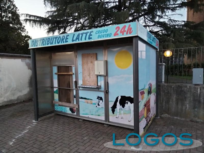 Cuggiono - Distributore di latte in via Roma 