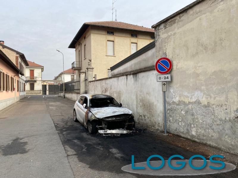 Cuggiono - Auto bruciata in via Cesare Battisti