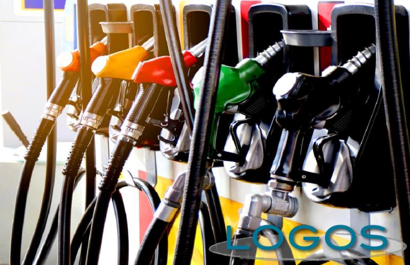 Attualità - Distributore di benzina 