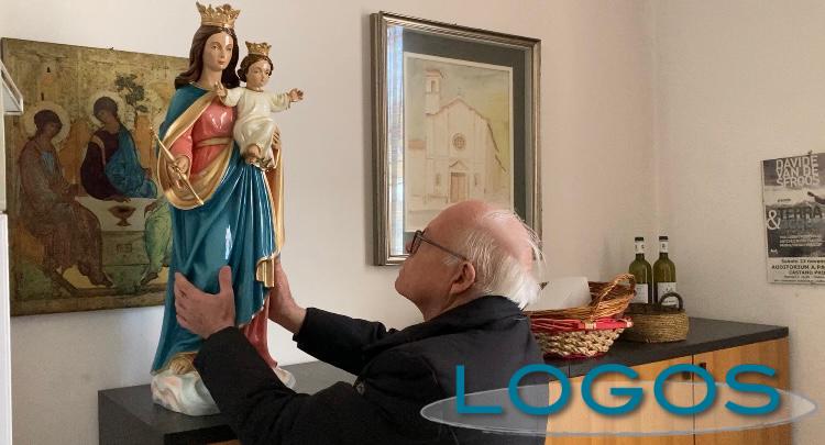 Vanzaghello - Don Armando con la statua della Madonna 