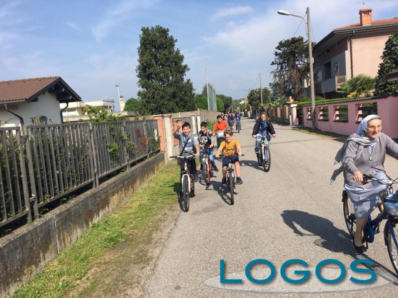 Sociale - Ragazzi in giro per i 'sette sepolcri' Sociale - Ragazzi in giro per i 'sette sepolcri'