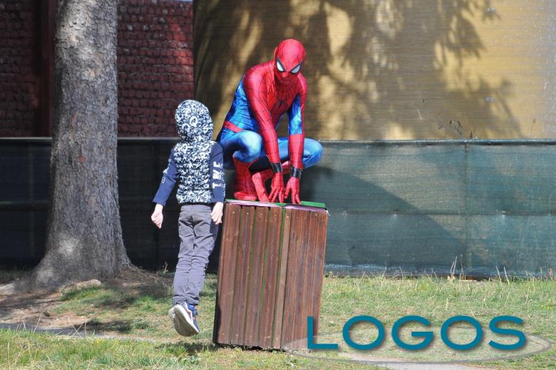 Storie - Spider-Man con uno dei tanti bambini durante un evento (Foto Gianni Mazzenga)