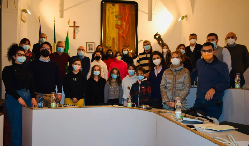 Inveruno / Scuole - Giovani studenti in sala consiliare 