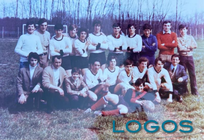 Turbigo / Sport - Mister Erminio Bonza con 'I giovani leoni' della Turbighese 