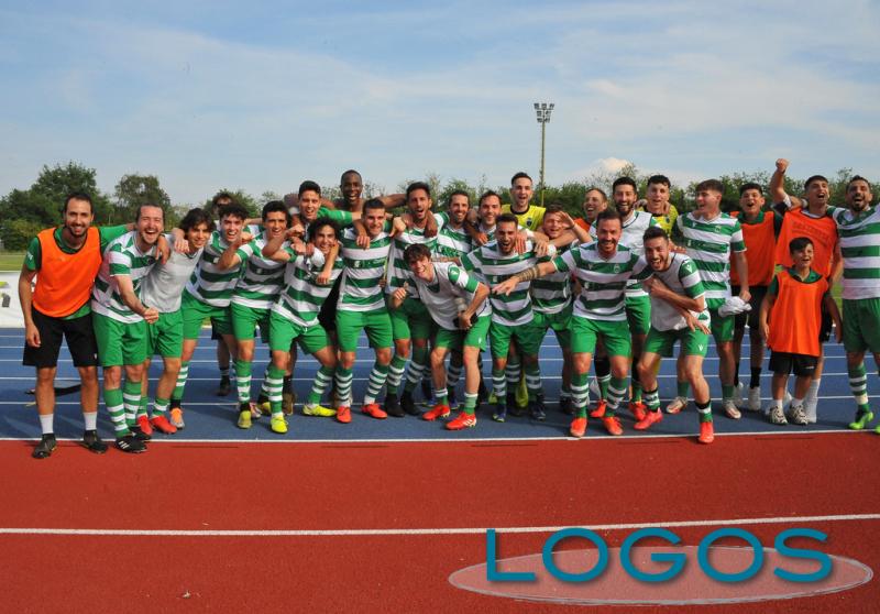 Castano / Sport - La festa della Castanese al termine della partita 