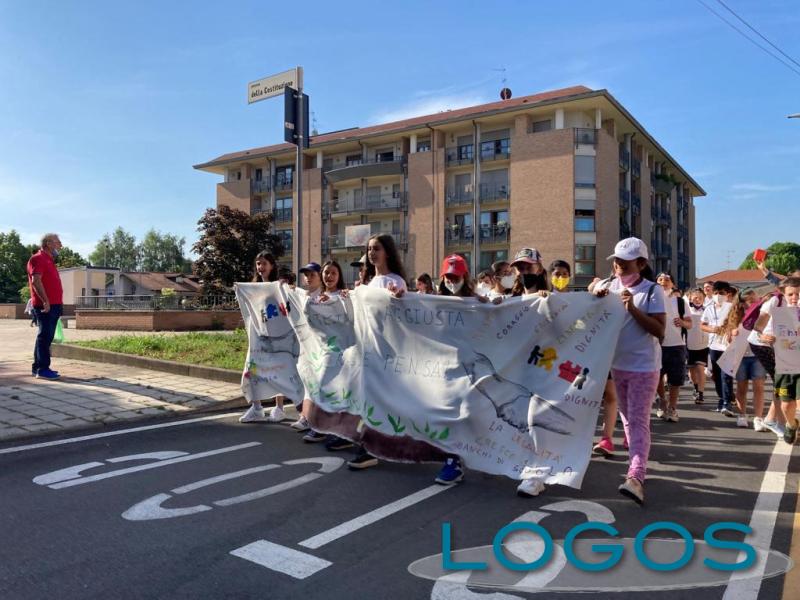 Vanzaghello - Gli studenti durante la marcia della legalità 