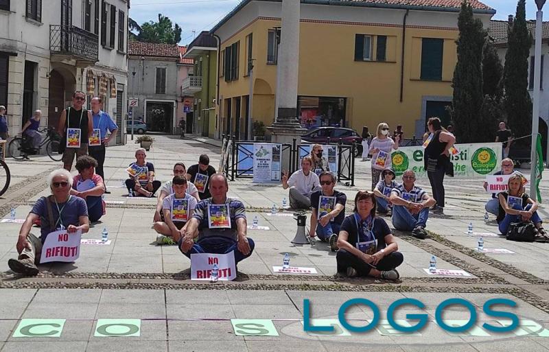 Buscate - Un momento del sit-in in piazza 