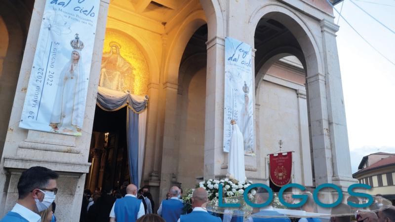 Inveruno - La Madonna Pellegrina di Fatima entra in chiesa
