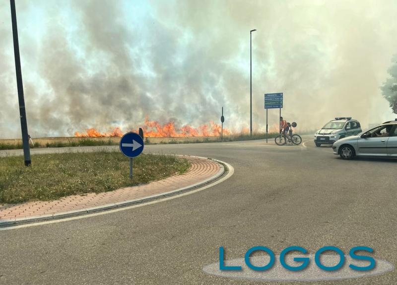 Casate - Incendio in un campo vicino al paese