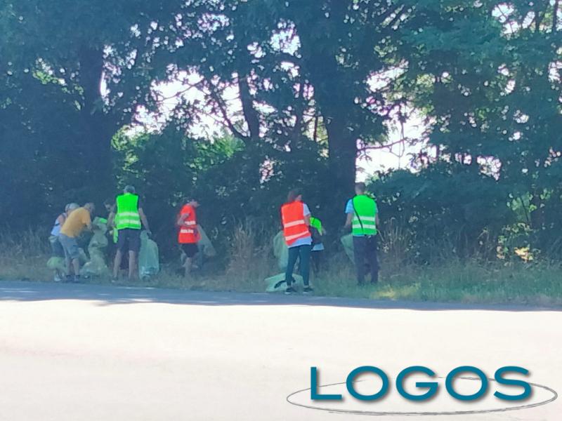 Inveruno / Ambiente - Volontari al lavoro per pulire il paese 