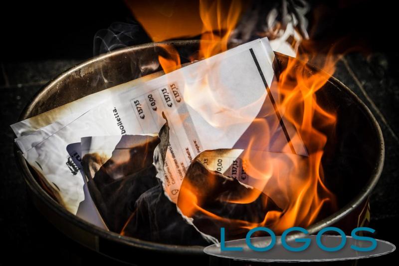 Attualità - Bollette bruciate 