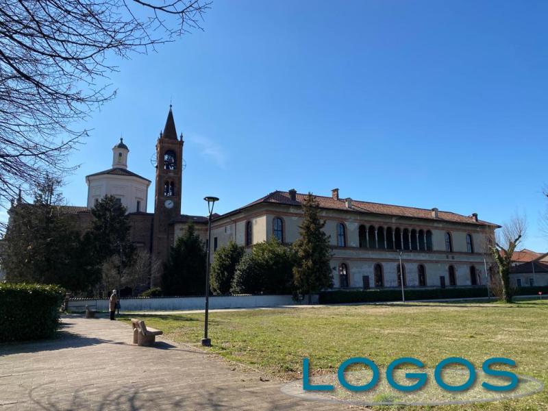 Bernate Ticino - La canonica con la chiesa parrocchiale