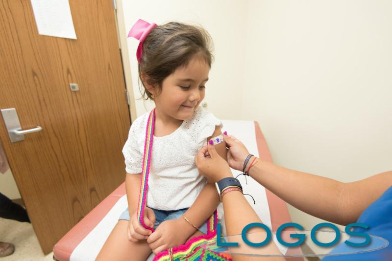 Salute - Bambina viene vaccinata