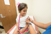 Salute - Bambina viene vaccinata