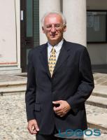 Robecchetto - Il sindaco Giorgio Braga fuori dal Comune